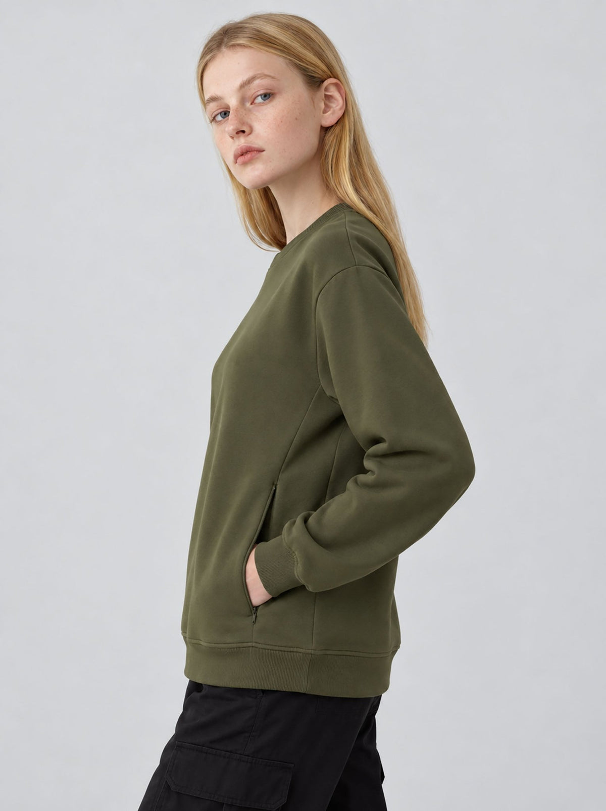 YUCOLEN Womens Warm Fleece Crewneck Sweatshirt with Zip Pockets in Army Green