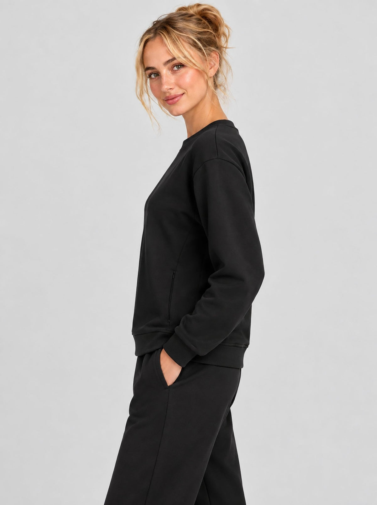 YUCOLEN Womens Warm Fleece Crewneck Sweatshirt with Zip Pockets in Black