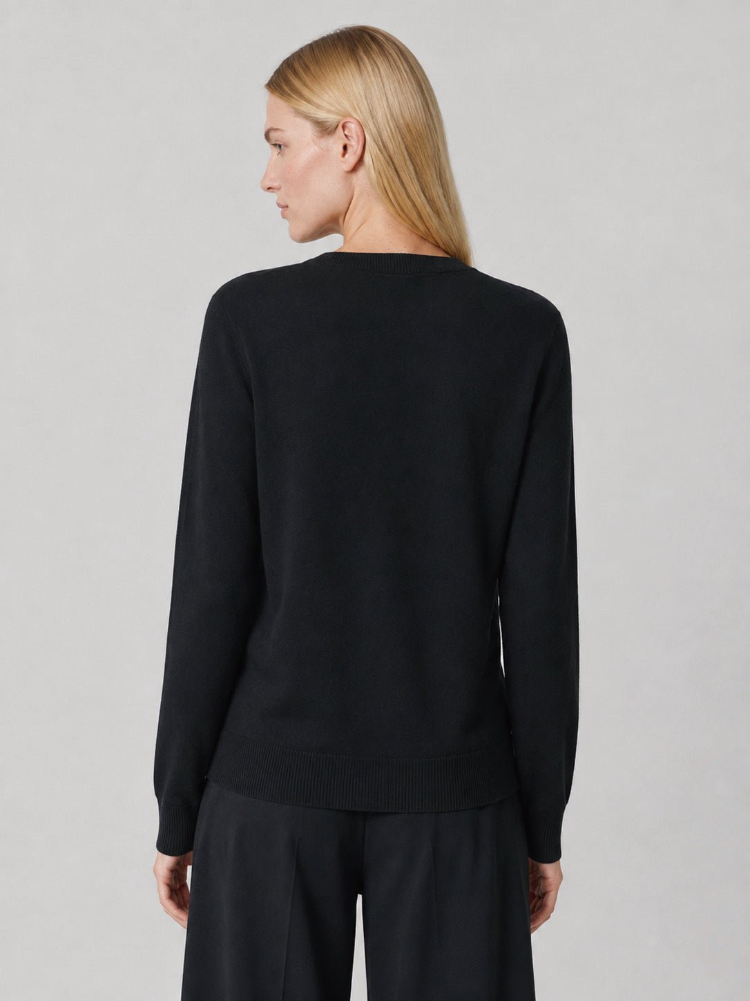 YUCOLEN Women's V Neck Lightweight Sweater Soft Artificial Wool Blend Pullover Top in Black