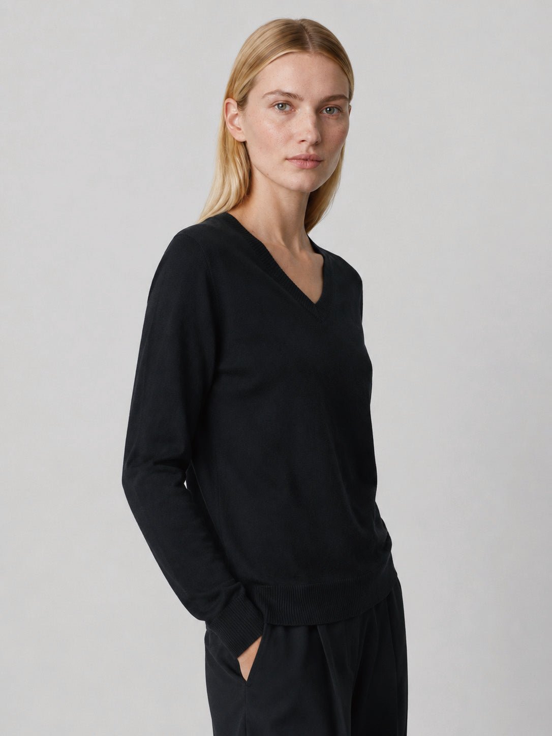 YUCOLEN Women's V Neck Lightweight Sweater Soft Artificial Wool Blend Pullover Top in Black