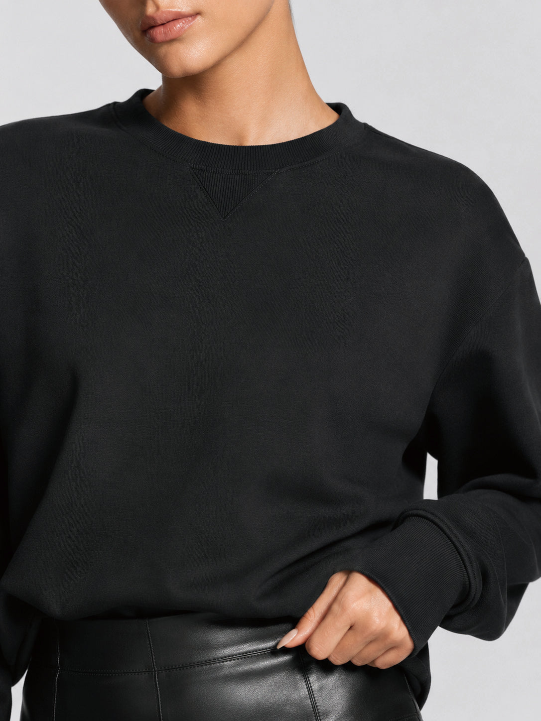 YUCOLEN Women's Fleece Lined Crewneck Sweatshirt with Thumb Holes Loose Fit Pullover in Black