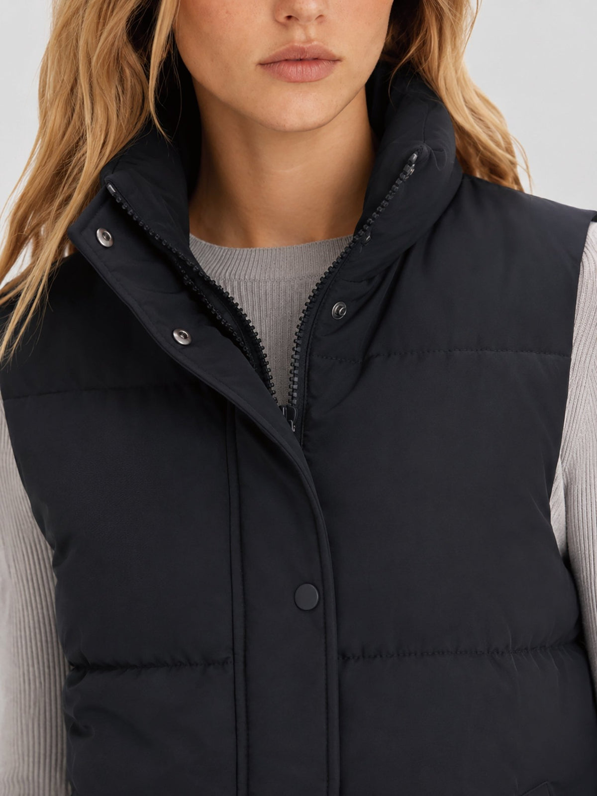 YUCOLEN Women's Lightweight Duck Down Puffer Vest Stand Collar Sleeveless Jacket in Black