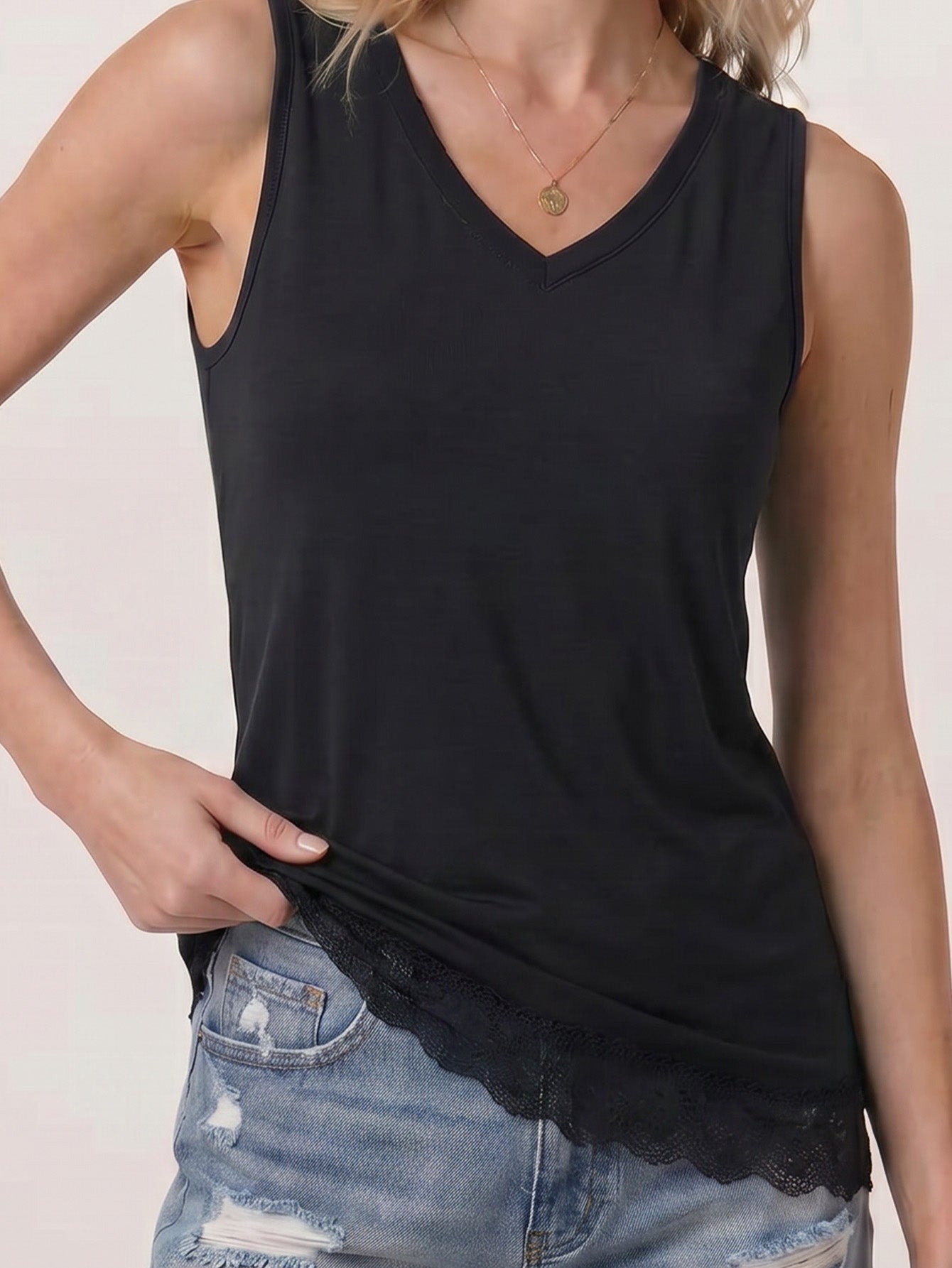 YUCOLEN Women's Lightweight Sleeveless Tank Top - Stretch Workout Shirt in Black