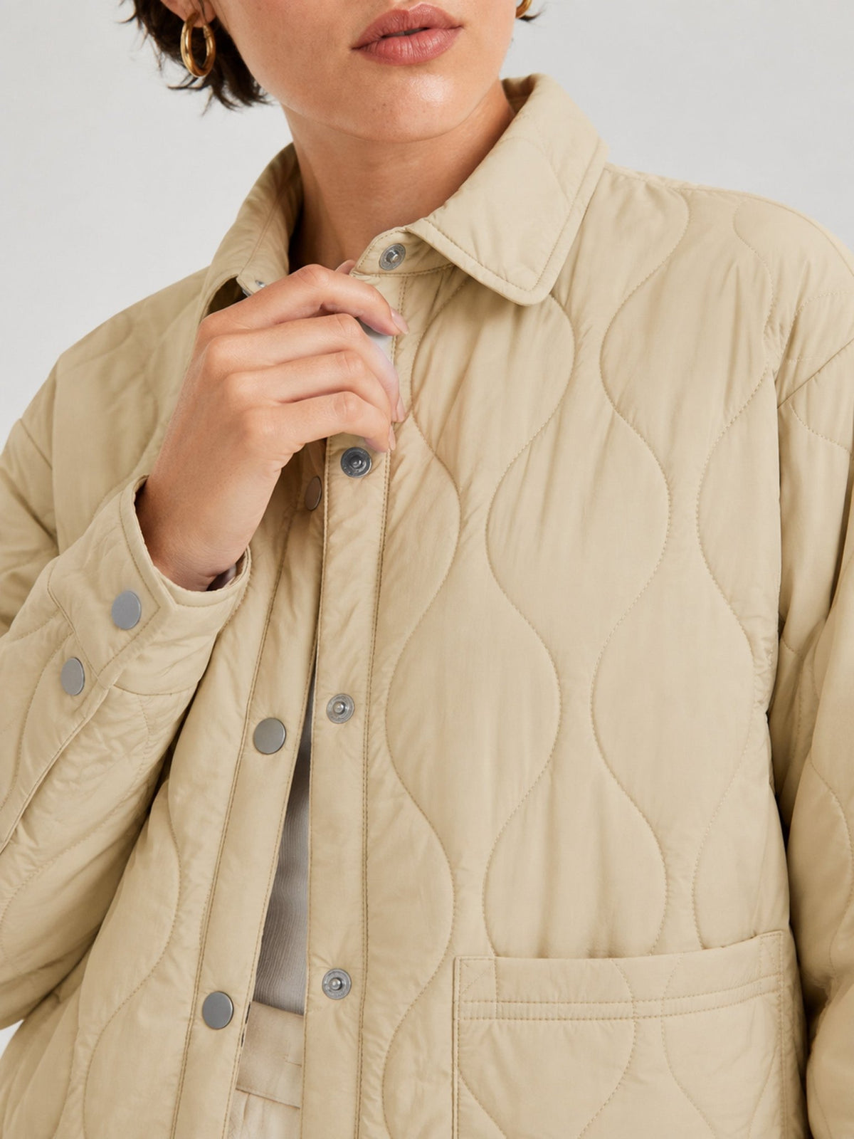 YUCOLEN Women's Water Ripple Quilted Shacket Lightweight Button Down Coat with Pockets in Champagne