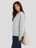 YUCOLEN Women's Fleece Lined Crewneck Sweatshirt with Thumb Holes Loose Fit Pullover in Light Grey