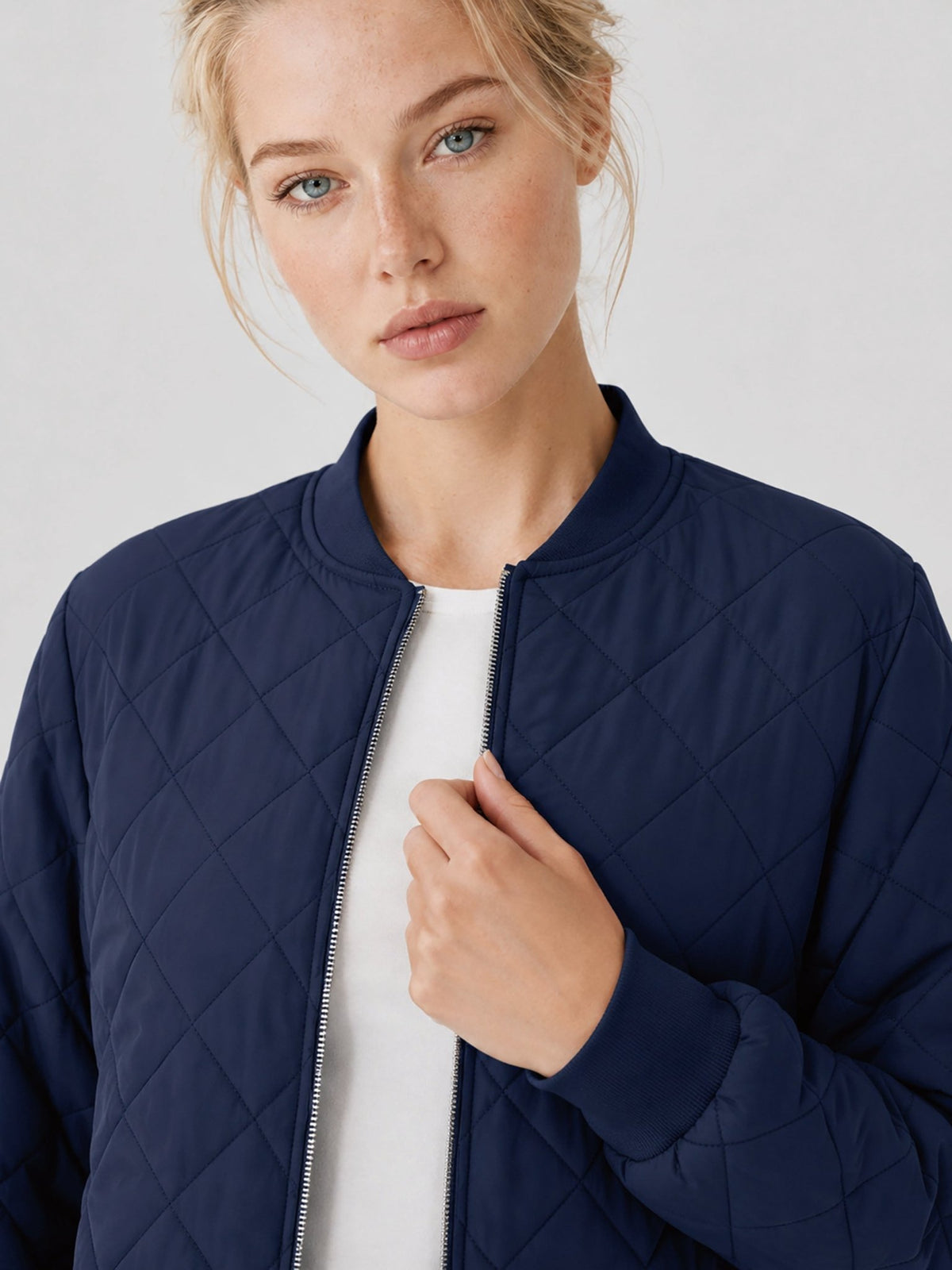 YUCOLEN Women's Lightweight Diamond Quilted Bomber Jacket with Secure Zip Pockets in Navy