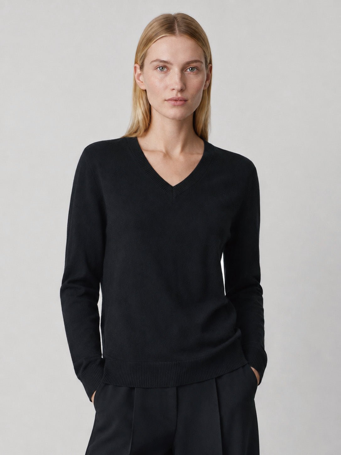 YUCOLEN Women's V Neck Lightweight Sweater Soft Artificial Wool Blend Pullover Top in Black