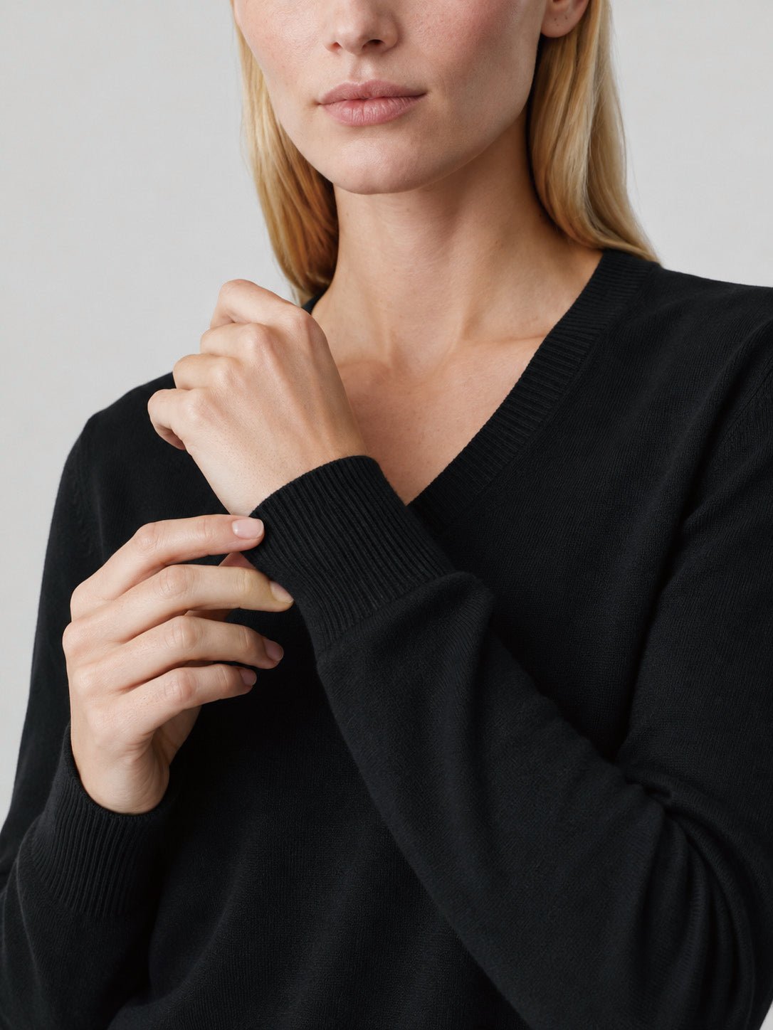 YUCOLEN Women's V Neck Lightweight Sweater Soft Artificial Wool Blend Pullover Top in Black