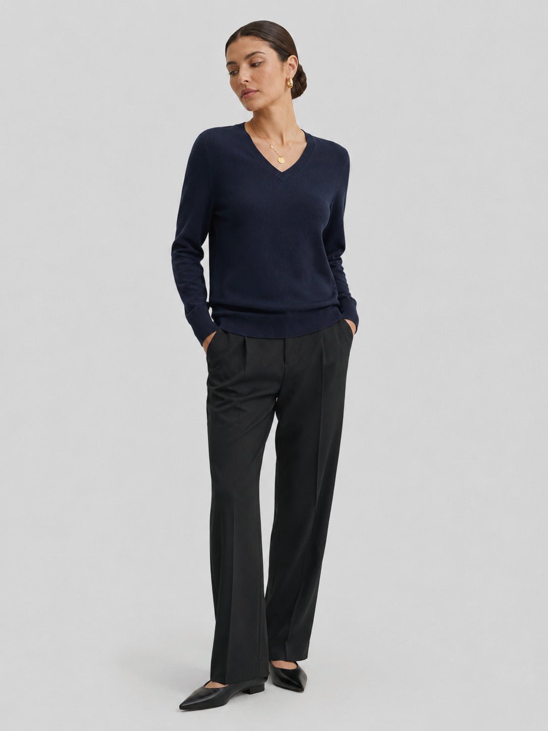 YUCOLEN Women's V Neck Lightweight Sweater Soft Artificial Wool Blend Pullover Top in Navy